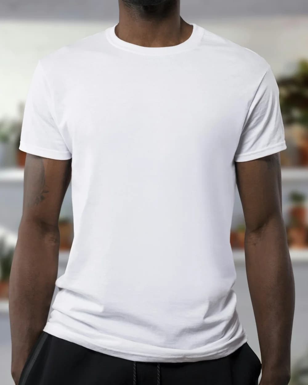 Referência de estilo: camiseta branca com modelagem essencial
